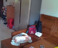 Tăng ca mẹ gửi con 3 tháng tuổi cho bà chăm, lúc kiểm tra camera thấy cảnh tượng hãi hùng ở phòng khách