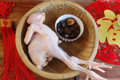 Thả con gà vào nồi cơm điện, 1 tiếng sau được món ngon hương vị ăn đứt ngoài hàng