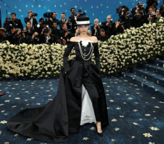Thảm đỏ Met Gala 2025: Jennie (BLACKPINK) điện ảnh tuyệt đối, Lisa (BLACKPINK) mặc quần nội y khoe “cặp kiếm Nhật”