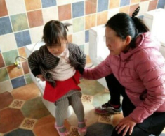 Thay đồ cho con gái 3 tuổi, nhìn thấy thứ rơi ra từ quần của bé, mẹ òa khóc hiểu lý do