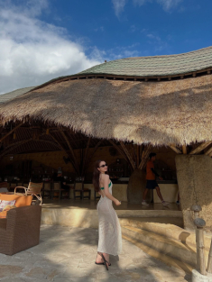 Thiều Bảo Trang diện bikini với váy lưới khoe dáng ở Bali