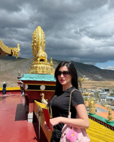 Thời trang đi viếng chùa của Huyền My quá sang chảnh, nhưng chưa là gì so với mẹ của cô