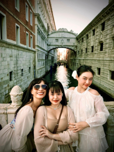 Thúy Hạnh đưa hai con du ngoạn Venice, đẹp nổi bật trời Tây