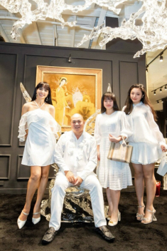 Thuý Hạnh như chị gái của hai cô con gái mỹ nhân, U50 vẫn tự tin mặc váy ngắn khoe chân dài miên man