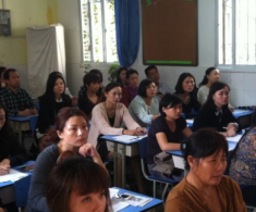 Tôi mất ngủ cả đêm khi bố chồng đi họp phụ huynh về mừng rỡ khoe cháu gái học bạ toàn điểm 10