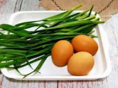 Trứng xào với lá này chưa đầy mấy phút là xong, vừa ngon lại siêu bổ, ngon hơn cho hành lá