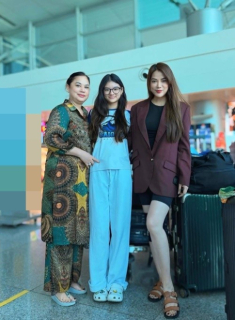 Trương Ngọc Ánh khoe mẹ ruột và con gái có chiều cao nổi bật