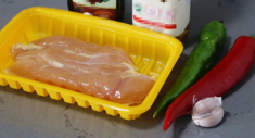 Ức gà đem xào đơn giản thế này chỉ vài phút là xong, thơm ngon đậm đà lại chẳng dai khô