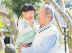 Về quê đón con, bố chồng dúi vào tay con dâu túi quà bự, vừa nhìn thấy thứ đồ bên trong tôi vứt ngay sọt rác