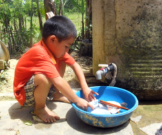 Về quê đón con lên phố sau 1 tháng nghỉ hè nhà chị dâu, tôi thất kinh khi con sống “khổ sở” mỗi ngày