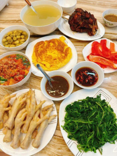 Vợ Hồng Đăng khoe mâm cơm ngon nhưng chỉ ăn ớt, nam diễn viên liền bình luận
