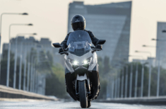 Yamaha TMAX560 2025 ra mắt mang phong cách thể thao, chuẩn mực xe tay ga cao cấp