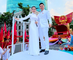 2 ca sĩ bị dân mạng “so kè” khi hát cùng ca khúc trong lễ diễu binh: Võ Hạ Trâm cứu Duyên Quỳnh 1 bàn thua