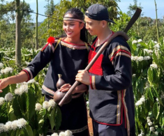 2 nàng hậu giàu có chọn yêu nhiếp ảnh gia: Khánh Vân có thêm cậu con trai, H‘Hen Niê hẹn hò kín tiếng