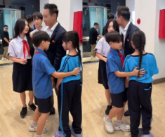4 con Lý Hải tan học chưa kịp thay đồng phục liền đi dự sự kiện, quý tử út tinh tế che tên trường giúp chị