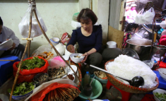 4 điểm ăn sáng tấp nập ở Hà Nội, có quán “phở xếp hàng” nói không với chanh, khách ăn bún phải tự mang thịt bò 