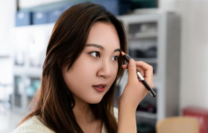 4 lỗi khi trang điểm khiến bạn trông như tăng thêm chục tuổi, người có gương mặt vàng cũng khó cân được