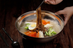 5 món được “cưng” nhất trong mùa nắng nóng ở Sài Gòn, ngồi vỉa hè ăn vẫn ngon, có tiệm khách vây kín chờ mua