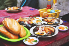 5 tiệm bánh mì chảo siêu đông ở Sài Gòn, giữ chân khách nhờ công thức bí truyền, ai tới cũng phải xếp hàng dài mới mua được