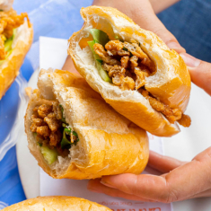 6 quán bánh mì chả cá nổi tiếng ở Hà Nội, có tiệm vượt ngàn cây số ra Thủ đô, xe đẩy vỉa hè mà khách nườm nượp