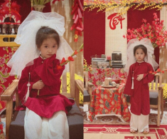 Ái nữ nhà sao Việt “đụng hàng” áo dài đỏ đón Tết: Con Cường Đô La như người mẫu, con Đoàn Di Băng thành “cô dâu”