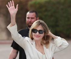 Angelina Jolie tự “chữa lành” sau ly hôn, kết bạn với người quyền lực để lên “kế hoạch trả thù” Brad Pitt