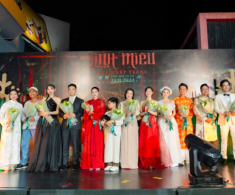 Ba mẹ Thùy Tiên “tay bắt mặt mừng” với Quang Linh Vlogs tại sự kiện, “đàng trai” liên tục khen nàng hậu