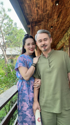 Bà trùm Độc Đạo: Trong phim phải cố giữ chồng, ngoài đời sinh con trai ở tuổi 43 với mối tình đầu
