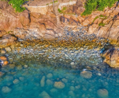 Bãi tắm đẹp bậc nhất Quy Nhơn, từng là nơi dành riêng cho Nam Phương Hoàng hậu, gây ấn tượng với bãi đá hình thù đặc biệt