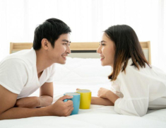Bạn bè chê trách chồng tôi dựa hơi nhà vợ để tiến thân, mẹ tôi hỏi một câu khiến tất cả im bặt