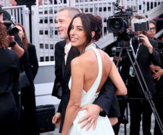 Bạn gái đáng tuổi con của Brad Pitt lộ nhan sắc hao hao Angelina Jolie, có hành động khẳng định chủ quyền với đàng trai