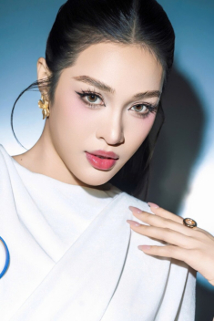 Bản sao Hoa hậu Khánh Vân, là cô giáo dạy catwalk được dự đoán đăng quang Hoa hậu Hoàn Vũ