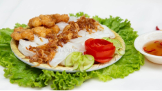 Bánh cuốn chả mực nổi tiếng ngay phố ẩm thực Bãi Cháy