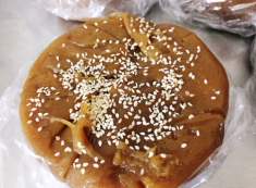 Bánh tày nồng ệp đặc sản Quảng Ninh, nhìn cứ ngỡ là bánh bò Cao Bằng, ăn mới thấy đậm vị hơn nhiều