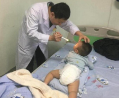 Bé 7 tháng tuổi bị liệt nửa người, mẹ suy sụp khi nghe bác sĩ nói nguyên nhân do thói quen của bà nội