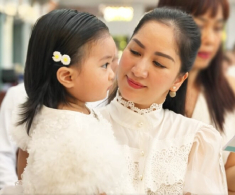 Bé Lisa nhà Khánh Thi làm nghi thức rửa tội, đại gia đình Phan Hiển đến nhà thờ chứng kiến khoảnh khắc thiêng liêng