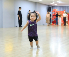 Bé Lisa nhà Khánh Thi - Phan Hiển vừa thôi nôi đã nhập môn dancesport, học viên nhỏ nhất đến lớp trông cực yêu