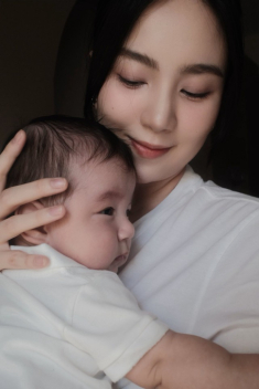 Biểu cảm ‘đốn tim’ fan của con trai MC Mai Ngọc