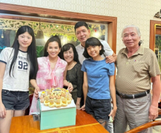 Bình Minh phải nhờ ái nữ Bella viết hộ lời chúc sinh nhật vợ vì kém tiếng Anh, trẻ ra 10 tuổi khi ở bên gia đình