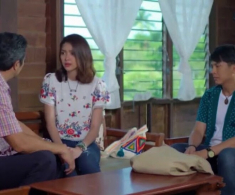 Bố cho cô giúp việc cuốn sổ tiết kiệm, nhìn số tiền trong sổ hai chị em tôi cười còn cô ấy khóc