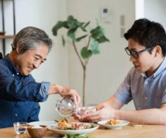 Bố chồng mang rượu rắn từ quê lên cho chồng tôi, chuyện kỳ lạ đã xảy ra sau khi anh uống rượu