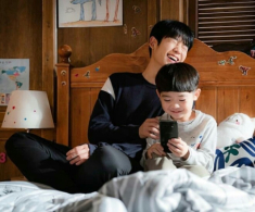 Bố dượng để lại nhà cho tôi nhưng chỉ tặng con ruột bức ảnh, thứ rơi ra khiến tôi khóc còn em cười