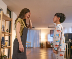 Bố dượng đưa cho một tấm thẻ khi tôi đi lấy chồng, nhìn số dư mà tôi sững sỡ