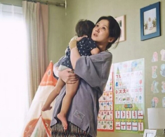 Bố mẹ chồng đến chơi, chồng liền sai vợ đi chợ, đứng ở cửa nghe lén họ nói chuyện mà tôi choáng váng