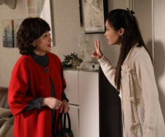 Bố mẹ đẻ gửi 5 con gà cho tôi tẩm bổ, mẹ chồng tự ý lấy 3 con mang cho một người