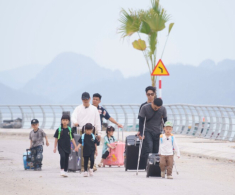 “Bố ơi mình đi đâu thế?” tập 1: “Anh tài” Neko Lê khác lạ khiến fan không quen, Duy Hưng bị thương phải chống nạng