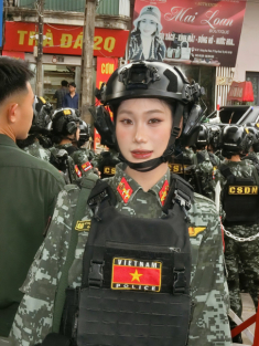 Bông hồng thép xinh đẹp giữa đội hình Cảnh sát đặc nhiệm của A80