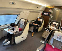 Bức ảnh chụp 2 đứa trẻ ngồi hạng thương gia gây sốt cõi mạng, nhiều người xem mà ngẫm tương lai “con nhà giàu”