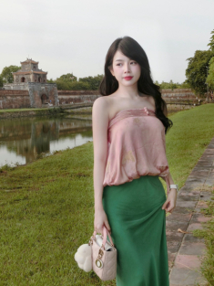 “Búp bê DJ” diện áo quây khoe trọn bờ vai trần, nhan sắc ngọt ngào