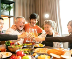 Các chị dâu nghĩ tôi chăm sóc mẹ chồng vì lương hưu 19 triệu/tháng, tôi liền đưa ra một cuốn sổ chi tiêu